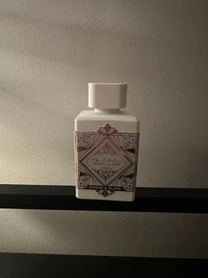 Badee Al Oud Honor & Glory - Snygg parfym från Lattafa med unik design och namnet Honor & Glory. Perfekt för dig som vill sticka ut med en flaska som drar blickarna till sig. Volym och ingredienser syns inte på bilden.