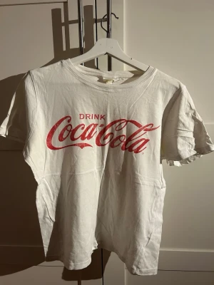 Coca-cola t-shirt strl. M - En vit vintage Coca-cola t-shirt.