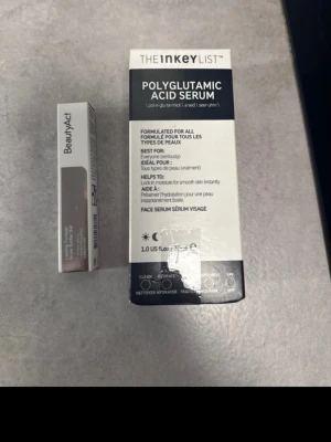 BeautyAct Brow Gel & Inkey List Serum - Säljer ett kit med BeautyAct Lasting Forever Brow Setter Gel för brynen och The Inkey List Polyglutamic Acid Serum för ansiktet. Brow gel kommer i en smidig förpackning och serumet är i en vit och svart box, 30 ml. Perfekt för dig som vill ha snygga bryn och återfuktad hud.