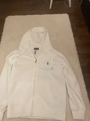 RAULPH LAUREN HODDIE M  - Det är en näst intill sprillans ny Hoddie den är testad och synades tyvärr direkt att den va för liten. Hadde klippt av lapparna av ren reflex, därav blir det plick. Det är en M. Priset är 800 köpt för 2000 något. Därav priset är pga att jag bara vill få sålt den så snabbt som möjligt! Kan möjligtsvis sänka priset vid snabb affär! En sån här bra får ni inte för detta pris!