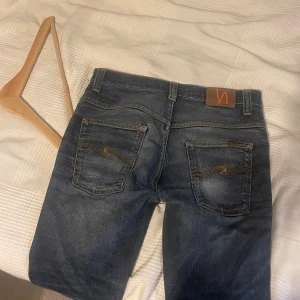 Nudie jeans  - Säljer nu ett par feta nudie jeans i fint skick, jeansen är sydda hos en skräddare i skrevet då de fick en mindre skada. Dom har en fin mörkblå färg med en lite schysstare tvätt. Priset är inte hugget i sten. Storleken är 32-32, men passar ngt mindre i midja. 
