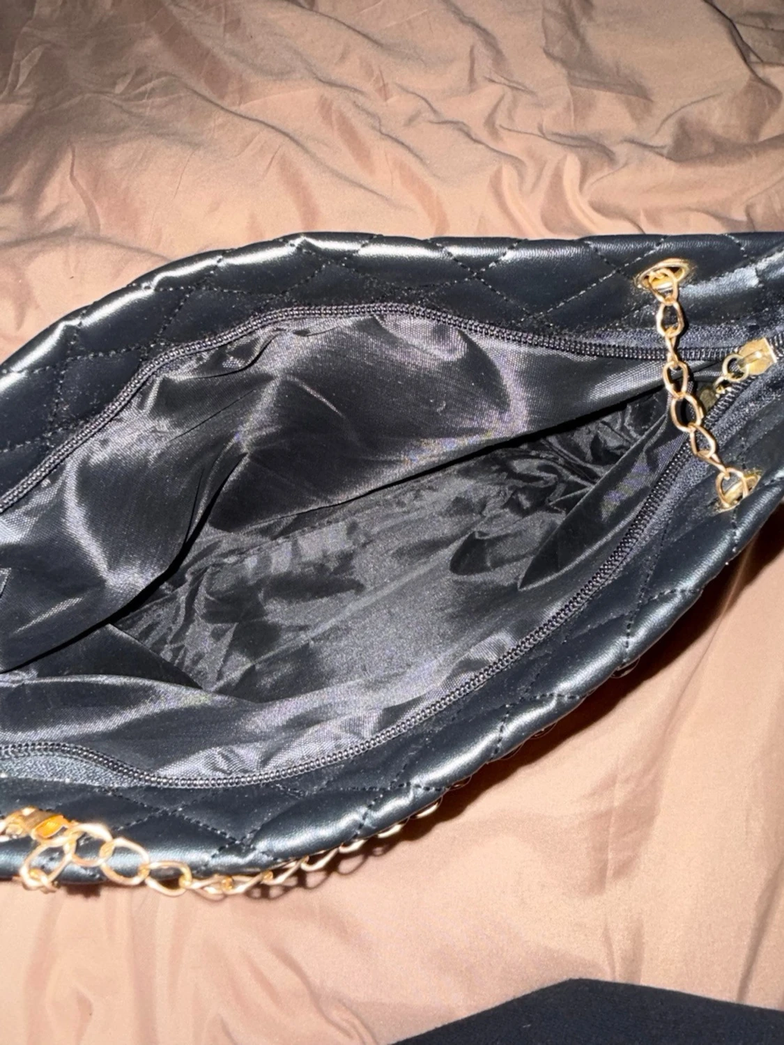 Svart quiltad axelväska med guldkedja - 1