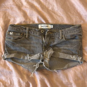 Grå jeansshorts Abercrombie lågmidjade - Snygga grå jeansshorts från Abercrombie jätte ovanliga passa på! Dom har låg midja och  är klippta jeans. Skit snygga och trendiga men är tyvärr för små för mig💗