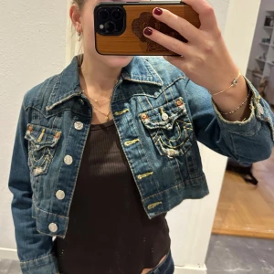 True religion croppad jeansjacka - Så cool med slitningar! Har haft över typ en klänning💕Passar xs-s (eller en liten m)