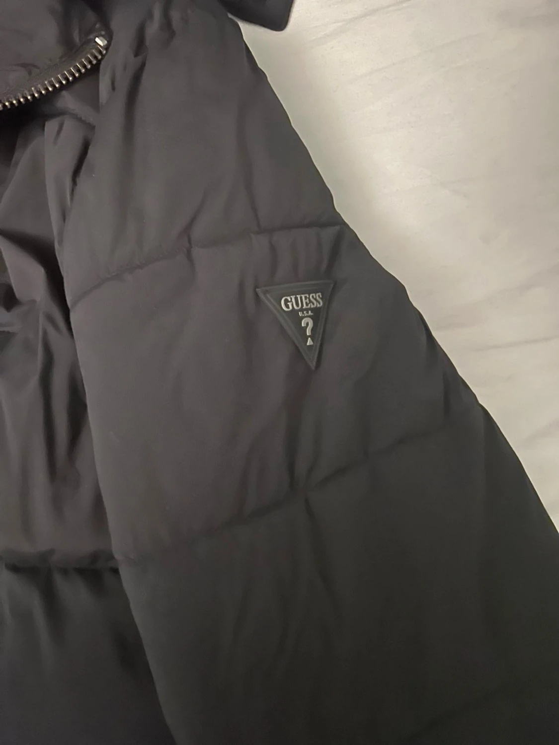 Svart pufferjacka från Guess - 4