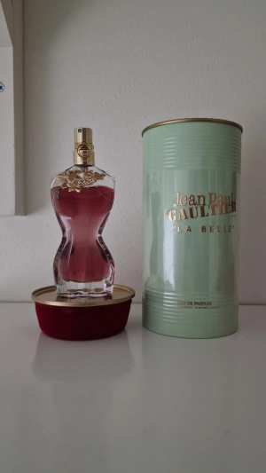 Jeans Paul Gaultier La Belle parfym - Jean Paul Gaultier La Belle parfym. Använd lite men finns mycket kvar. 50 ml flaska. 