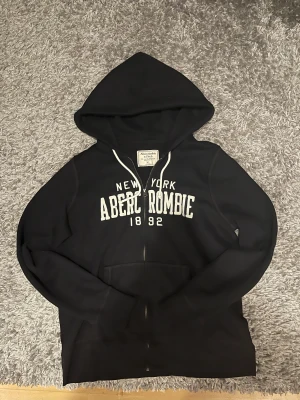 Abercrombie hoodie - Säljer den nu för den har blivit för liten för mig, har använd ett fåtal gånger storlek XL men passar M-L