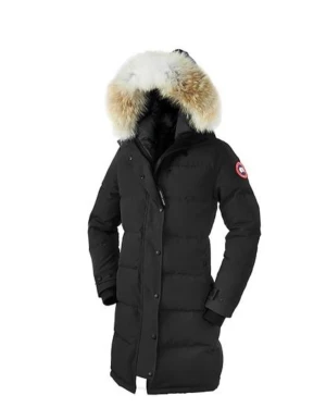 Svart dunjacka Canada Goose med päls - Säljer en svart lång dunjacka från Canada Goose med ikonisk patch på ärmen och fluffig äkta päls runt huvan. Jackan har dragkedja och knappar framtill, långa ärmar och en klassisk, stilren look som håller dig varm hela vintern. Endast använd 1 vinter, gott som ny!☺️Pris går att diskutera för snabb köp. För mer bilder eller frågor, tveka inte på skicka ett meddelande. 