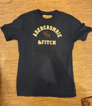 3-pack Abercrombie & Fitch t-shirts M+L - Tre snygga och stilrena t-shirts från Abercrombie & Fitch i storlek M+L (den ljusblåa är L). En marinblå med broderad logga och älg på bröstet, och en vit med diskret logga på vänster sida och samma med den mörkblåa. Alla tre är i mjuk bomull och har klassisk passform med rund hals och korta ärmar. Pris per styck 85, alla tre för 200.
