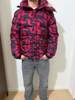 J.Lindeberg Jacka - Stilren jacka i storlek S, hör av er vid frågor mvh.