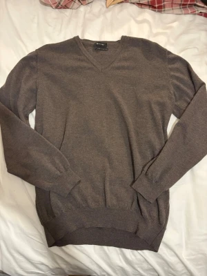 Sand V-neck - Sandfärgad V-neck i fint skick med snygg passform och högkvalitativt material. Lättmatchad och perfekt året runt. Säljs snabbt – köp innan någon annan tar den. ✅Beställ idag = Kommer innan jul ✅ställ frågor = snabbt svar 