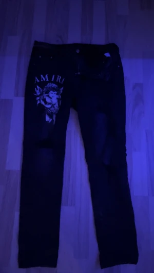Amiri jeans - Snygga amiri jeans. bra kvalité, jag är 180cm och dom passar perfekt. Tar imot lägre priser kom med förslag i pm.