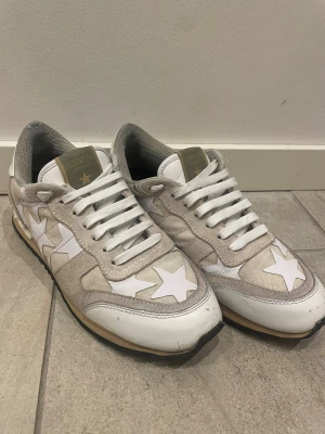 Valentino rock runner - Säljer dessa as feta valentino rock runner som väldigt exklusiv modell. Skorna har impregnerats och är i bra skick