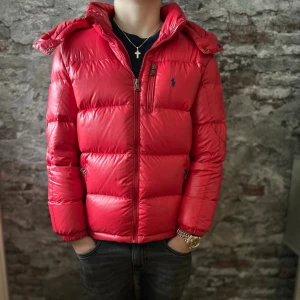 Ralph Lauren Gorham jacka - Mycket fint skick, inga defekter. Storlek 14-16 junior/XS  passar dig som är mellan 160-170cm ungefär. Nypris ca 4000kr. Modellen är 160 cm, 50kg. Självklart äkta - Kolla bara recensionerna och qr koden! Passar bra nu till vintern. Skriv för mer information!🤝