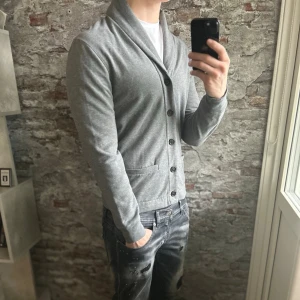 Ralph Lauren Purple Label Cardigan - Mycket fint skick, lite nopprig på insidan bara. Storlek  S passar dig som är mellan 170-180cm ungefär. Nypris ca 10000kr. l Modellen är 185 cm, 79 kg.  Det är en äldre modell men självklart äkta, supplier code finns och kolla bara mina recensionerna! Passar bra nu till vintern. Skriv för mer information!🤝