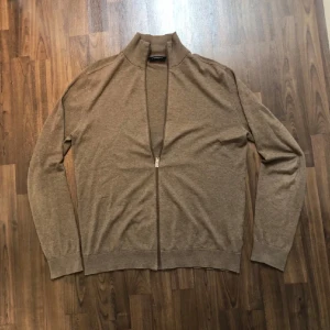 Selected Homme stickad cardigan  - Tja! Säljer en as snygg fullzip från Selected. Otroligt snygg färg och bra passform. Hör av dig vid funderingar! Storlek M passar S. Har lager utrensning därav det låga priset. 