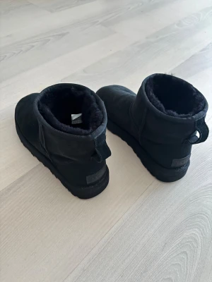 Svarta UGG Classic Mini II Boot S40 - UGG Classic Mini II Boot svart storlek 40.  Som nya, använd 1 gång, sprayad med impregnering. Nypris 2250:- Säljes för 1250:-