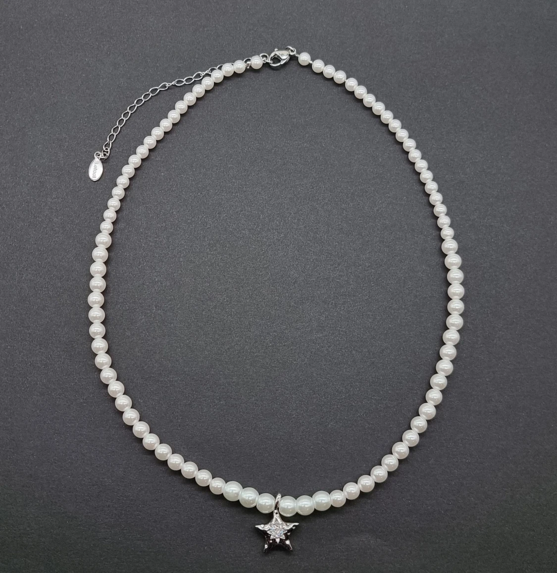 Pärlhalsband med sjärna