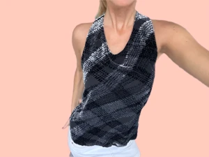 Halterneck topp i 100% siden/silke & Other Stories - Superlyxig och snygg festtopp helt i siden från & Other Stories!!! Kan bäras på två olika sätt och med knytning i ryggen!! Älskar denna!! Storlek S🖤🖤🖤🖤🖤