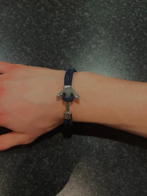 Armband Ankare Marinblå - Hej! Säljer nu denna marinblåa ankar armband för endast 54kr!!! Aldrig använt✅Perfekt julklapp nu inför juletider🎅! Hör av dig vid minsta fundering!!!