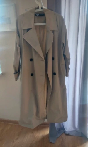 Zara Trenchcoat 🧥  - Storlek S men den är oversize så passar även M-L skulle jag säga.