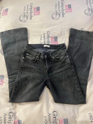 Gina tricot jeans  - Säljer ett par svartgråa jeans lowwaist, bootcut modell från Gina tricot, storlek 36, tveka inte på att höra av er vid några frågor💗