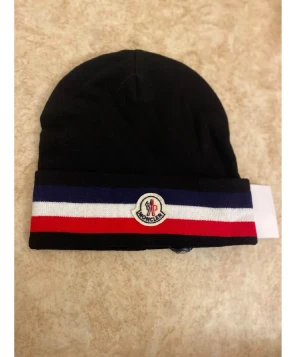 Moncler mössa - Säljer en moncler mössa perfekt för kalla dagar och dig som gillar märken och mode kom dm för eventuella frågor 🧐pris kan diskuteras💯.