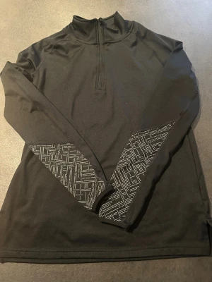 Sporttröja med reflex strl  158/164 - Fin svart sporttröja med reflex på ärmarna. Storlek 158/164