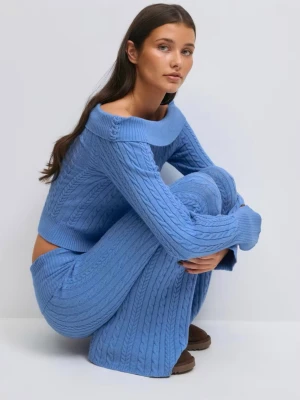 Blå offshoulder stickad tröja - Snygg ljusblå stickad tröja med offshoulder och kabelstickat mönster. Tröjan har långa ärmar med snörning vid ärmslut och bred ribbad kant upptill. Passformen är normal och materialet känns mjukt och skönt mot huden. Perfekt för dig som gillar trendiga och bekväma plagg. Settet är jätte skön o bekväm säljer den för att jag fick två likadana presenter , den är endast testat ! Tröjan är storlek M eftersom dem är små i storleken och byxan är storlek S 