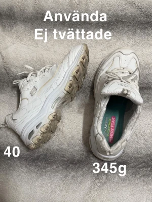 Vita Skechers sneakers med memory foam - Chunky vita sneakers från Skechers med coola detaljer och tjock sula. Skorna har snörning och insida med memory foam för extra komfort. Perfekta för dig som gillar sportig och trendig stil.🌸Använda. Ej tvättade. Storlek 40 