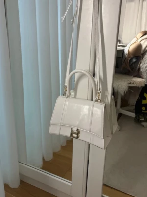 Vit B-handväska - Säljer denna handväska använt ett fåtal gånger köpt från plick