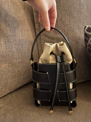 H&M Väska  - Jätte känd och trendig H&M väska. Vill se hur mycket folk ger bud för, bäst bud säljer jag till. Den är väldigt fint skick nästan oanvänt ser den ut som. 