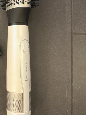 Remington varmluftsborste -  Värmeborste / varmluftsborste - Remington - 3 värmeinställningar, 2 hastigheter och kalluft - knappt använd, inga tecken på användning, 200 kr (nypris 600 kr)