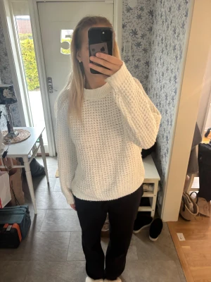 Vit stickad tröja från 157 - Säljer en chunky vit stickad tröja från 157 i storlek M. Tröjan har grov struktur, rund halsringning och långa ärmar. Perfekt för lager på lager under höst och vinter. Enkel att matcha med både jeans och kjol.