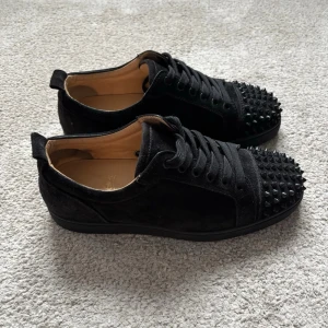 Christian Louboutin sneakers | 40 - Säljer dessa Louboutin ’Louis Junior’ pjucksen | Size: 40, sitter dock betydligt större. skulle säga att dem passar 41-41,5! | Väldigt fint skick, alla nitar sitter på sin plats | Bara skorna ingår | Bara att höra av dig vid minsta fråga eller fundering!