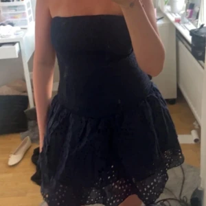 Marinblå axelbandslös kortklänning - Väldigt fin marinblå klänning. Använd fåtal gånger