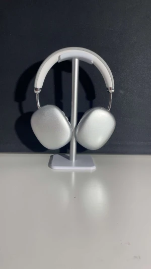 Liknande AirPods Max - Helt nya hörlurar till salu | Dem är vårformen fräscha och har bra ljud+noise canceling | Laddare och hållare medföljer🤩