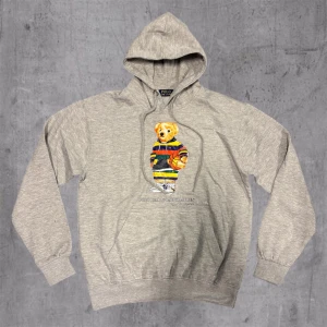 Grå polo bear hoodie - Grå polo teddybear Ralph Lauren hoodie 🧸 Storlek M men är mer som S 10/10 skick Pris går att diskutera 🤝 Hör av dig vid frågor eller fler bilder :)