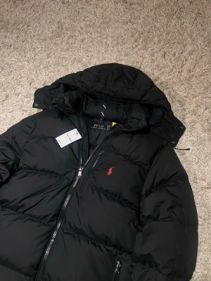 Polo ralph lauren puffer jacka vinter herr M svart dun - Polo Ralph lauren puffer  i storlek M. Mycket bra skick inga skador eller defekter. Äkta, bevis finns. Skriv vid frågor och funderingar. Postas samma dag som köp eller dagen därpå🙌💯