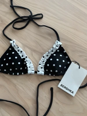 Vit prickig bikini från Bershka  - Säljer denna jätte söta bikini överdelen från Bershka, säljer eftersom den var lite för liten. Aldrig använd, prislapp kvar. Pris kan diskuteras 🤎
