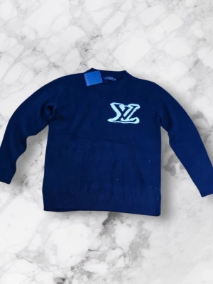 Skön stickad tröja - En fin tröja med Lv motiv som passar bra till vintern, och som sitter bekvämt. Den ser mer svart ut i verkligheten