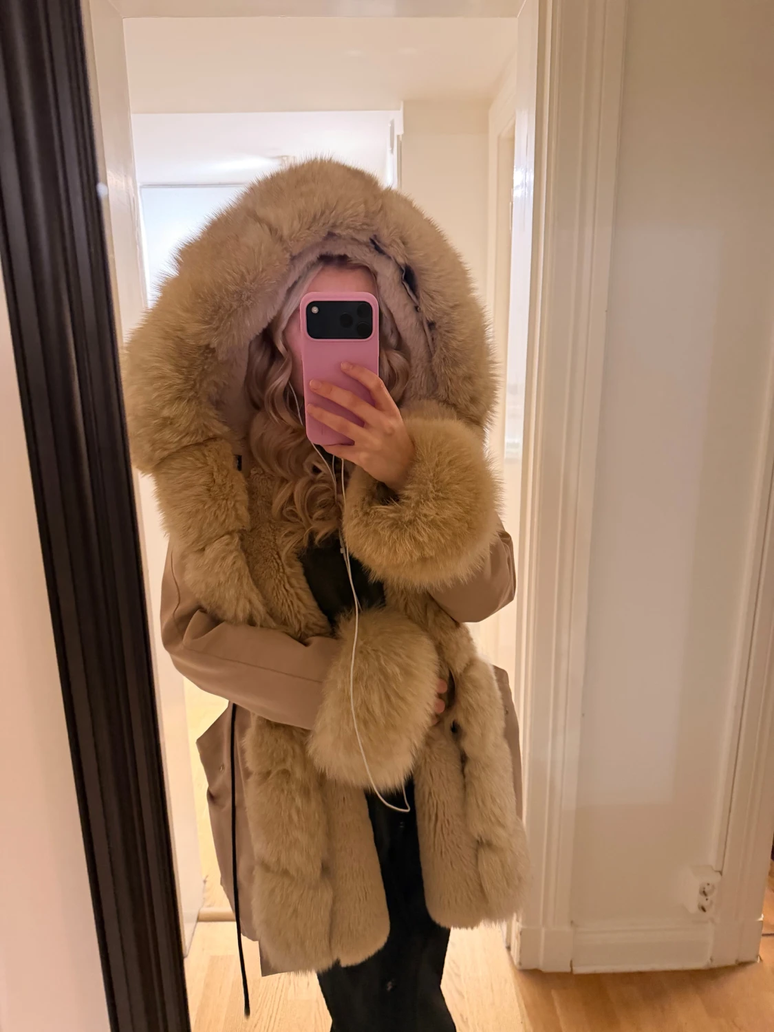 Beige pälsjacka med fluffig huva - 1