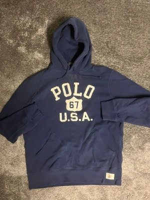Ralph Lauren Hoodie - Snygg hoodie från Polo Ralph Lauren säljes nu i fint skick! Storlek L men borde kunna passa M likaså. Bara att höra av er vid minsta fundering! 