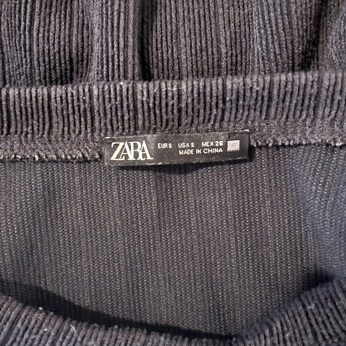 Svart croppad topp från Zara - 2