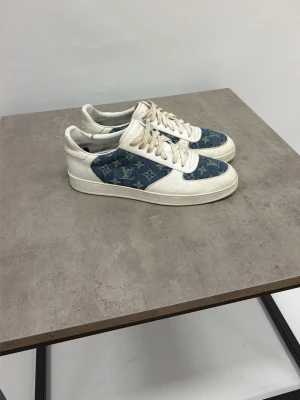 Louis Vuitton skor  - Säljer mina Louis Vuitton skor skorna är välanvända men väl vårdade också lite defekter på dem men annars as schysta o ha nu till våren