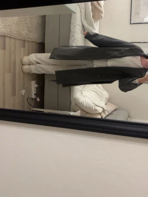 Grå kappa  - från lager 157, lite små nopprig men inget som syns jätte mycket går säkert bort med en rakhyvel eller noppermaskin! Storlek XS, är 171 och är bra i längd. 🥰 pris går alltid att diskutera!