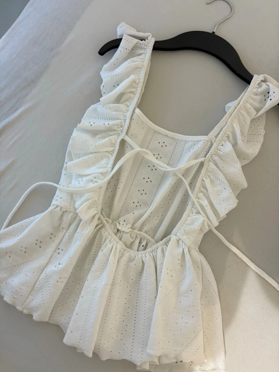 Vit blus med volang och snörning - 1