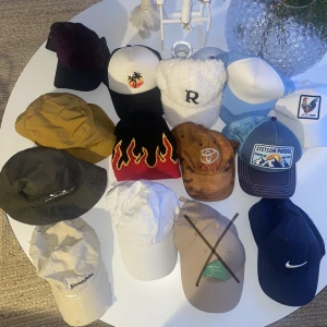 Kepsar  - Olika kepsar i hyfsat skick 100kr styck 700kr för alla 