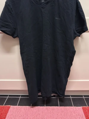 T-shirt  - Två gant T-shirts en svart och en vit 