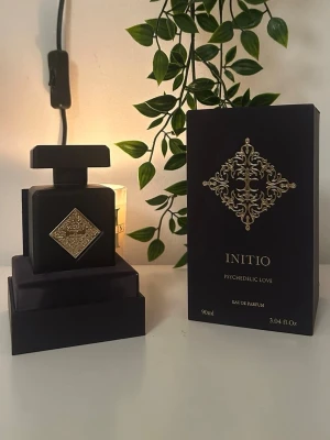 Initio Psychedelic Love EdP 90ml - Initio Psychedelic Love Eau de Parfum i lyxig design. Flaskan rymmer 90 ml och ger en exklusiv känsla. Perfekt för dig som vill sticka ut med en unik och elegant parfym. (Endast sprejad ett fåtal gånger) 